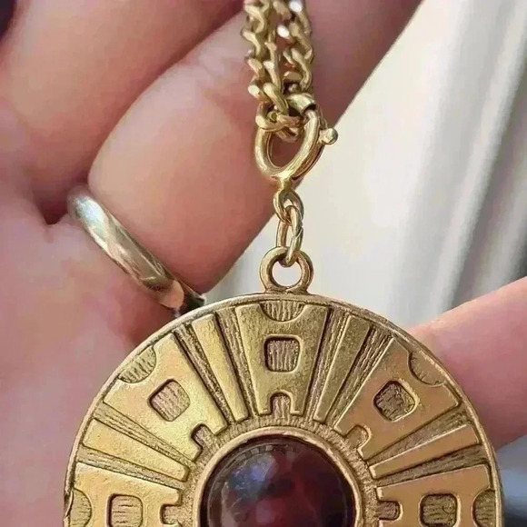 Vintage Sarah Coventry Pendant Necklace Burgundy Gold Tone Round - Picture 11 of 12